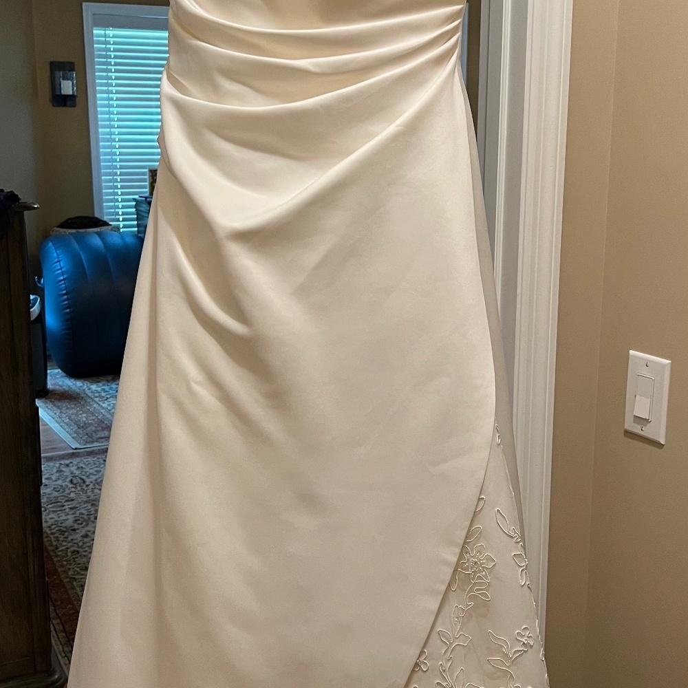 Beautiful and Elegant Wedding Gown